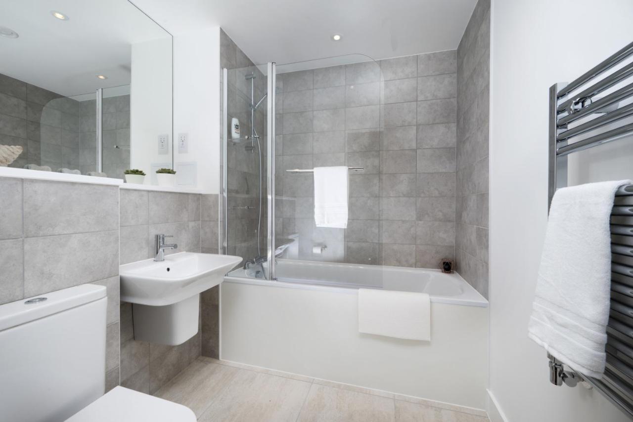 Modern Studios And Apartments At Barking Wharf In 런던 외부 사진