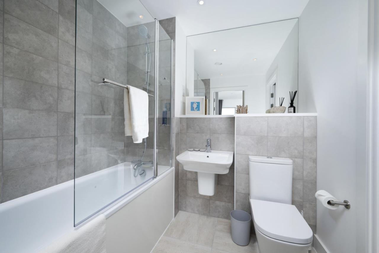 Modern Studios And Apartments At Barking Wharf In 런던 외부 사진