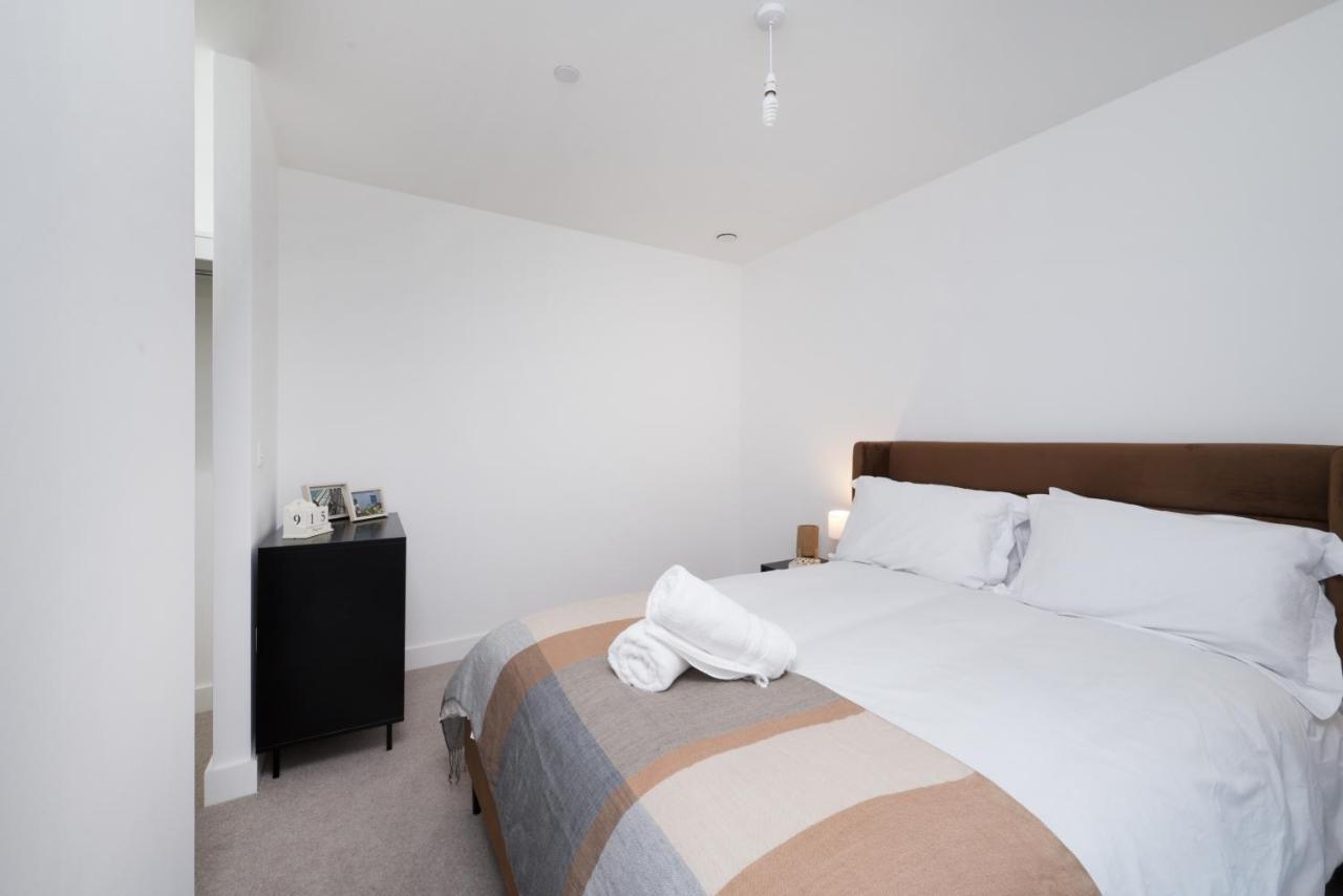 Modern Studios And Apartments At Barking Wharf In 런던 외부 사진