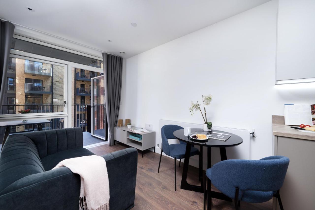 Modern Studios And Apartments At Barking Wharf In 런던 외부 사진